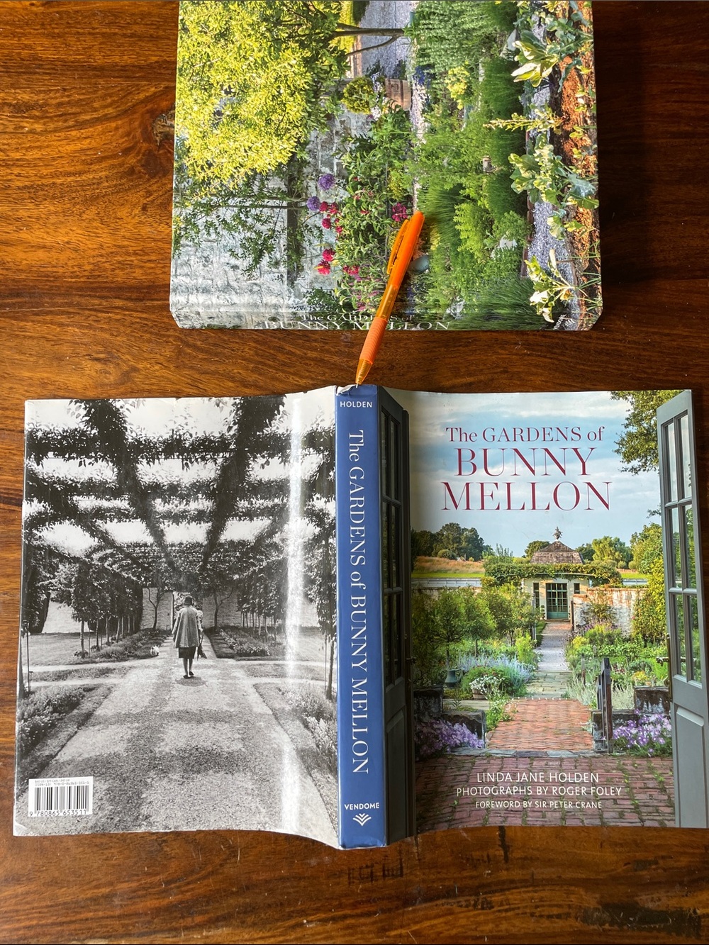 The Gardens of Bunny Mellon – Coffee Table Garden Book (Pink Title) - Picture 15 of 16